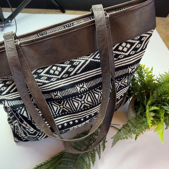 Thirty-One Tribal Black and White Tote - Picture 9 of 11